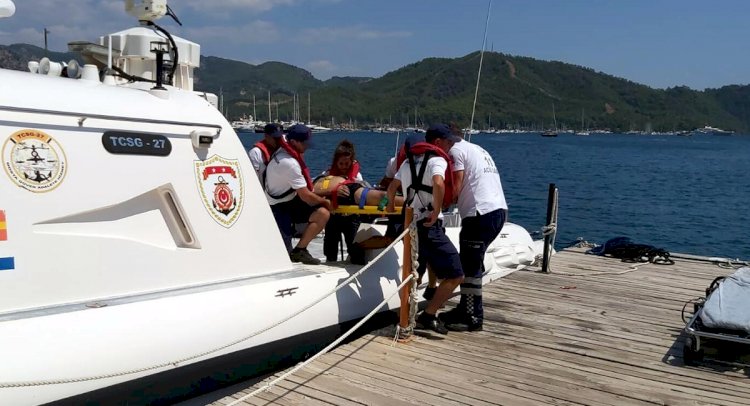 Tekne Turunda Rahatsızlanan 2 Turiste Yardım
