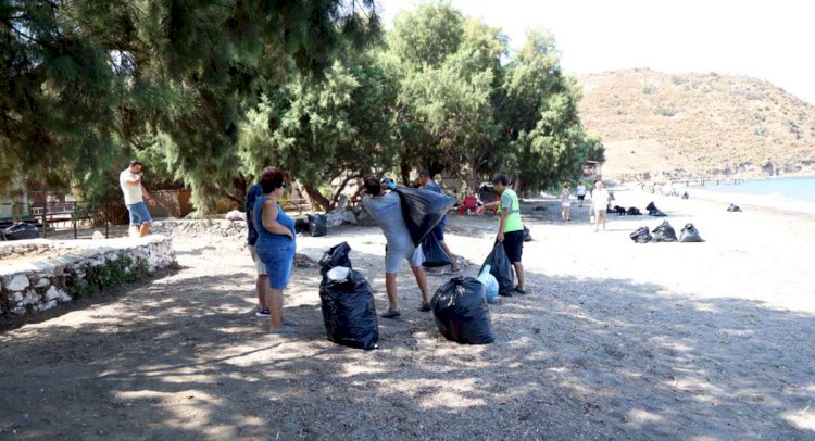Belediye ve Site Sakinlerinden Plaj Temizliği