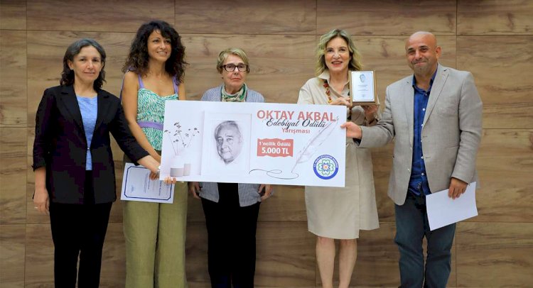 Oktay Akbal Edebiyat Ödülü Zeynep Göğüş'e