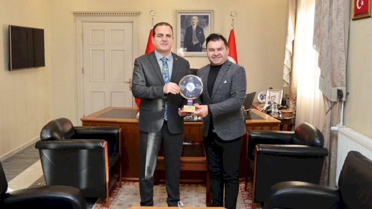 Akbıyık'a 'Yılın Pozitif Valisi' Ödülü